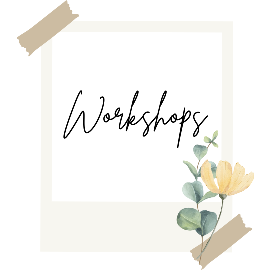 Der Schriftzug " Workshops" ist in einem Rahmen zu sehen, mit dekorativer Blume