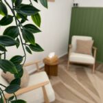 Coaching Raum Zwei Sessel mit einem kleinen Tisch und Deko Blume