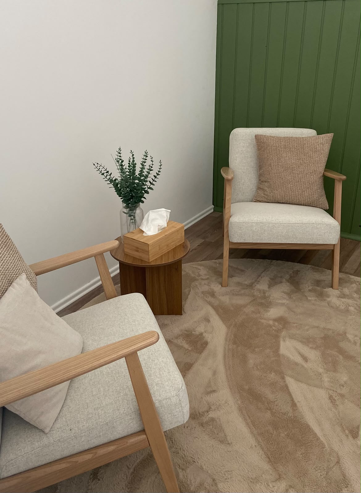 Gemütliche Sessel mit Teppich und Deko